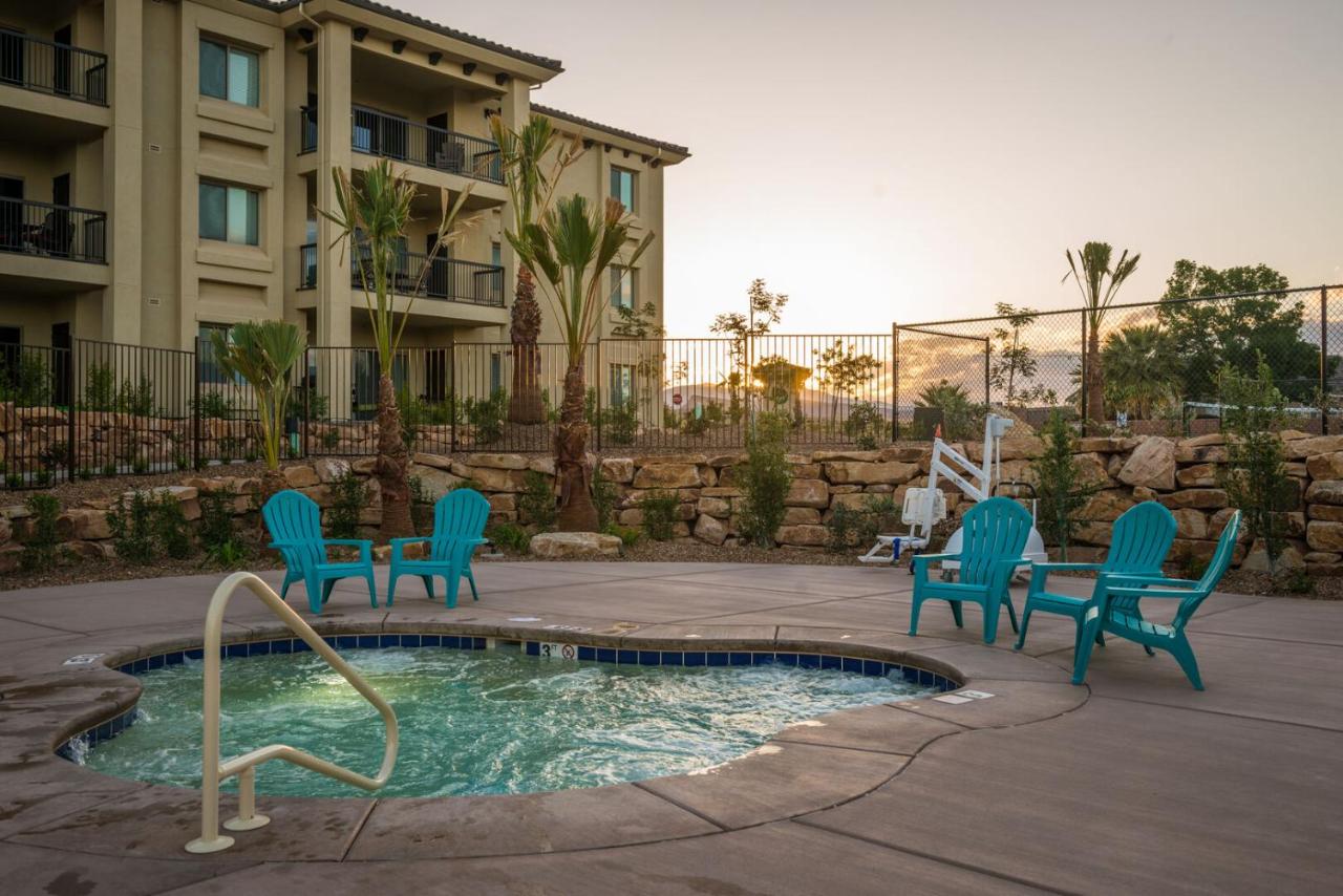 | W307 Third Floor 3-bedroom Pool View