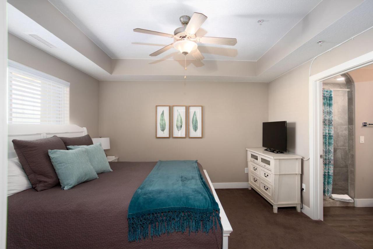 | W307 Third Floor 3-bedroom Pool View
