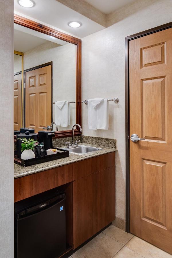 Deluxe Queen Studio at Ayres Hotel Costa Mesa/Newport Beach