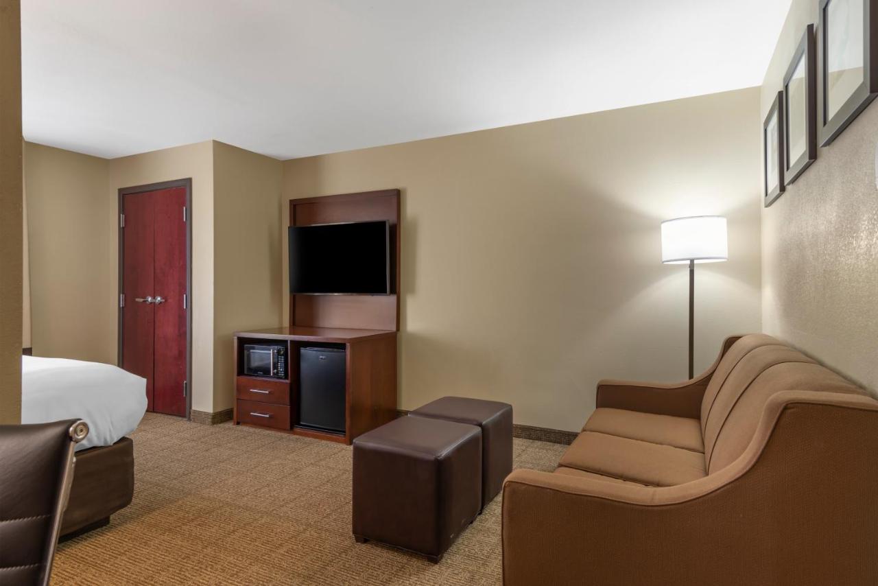King Suite - Non-Smoking at Comfort Suites Locust Grove Atlanta South