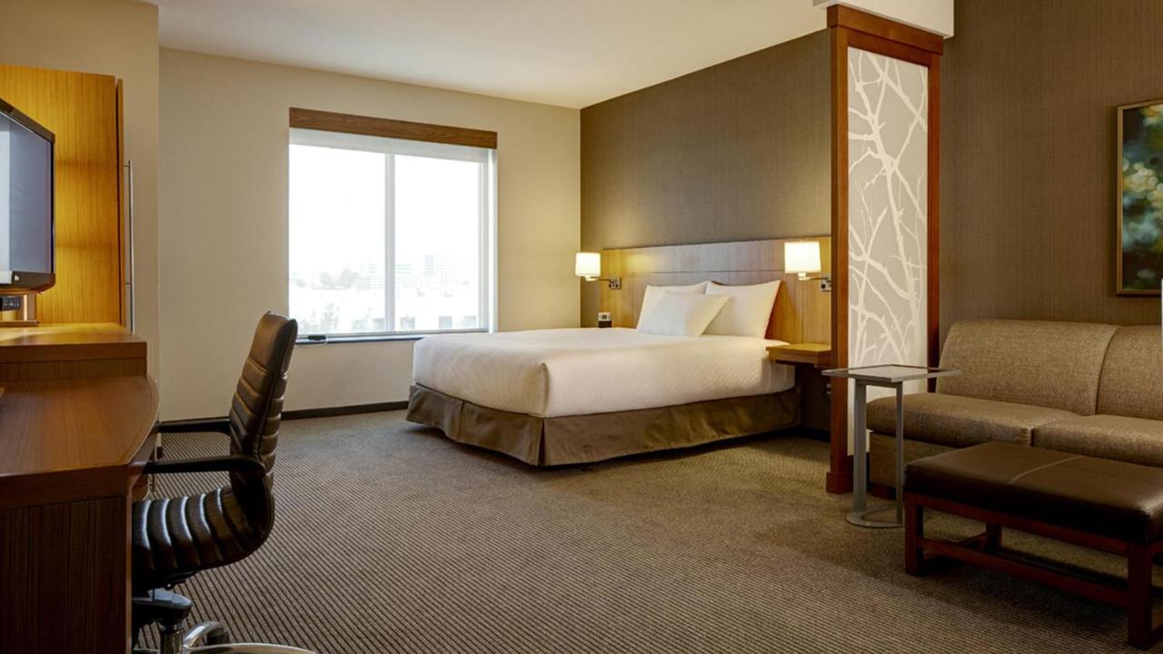 Deluxe King Room at Hyatt Place at The Hollywood Casino / Pittsburgh - South