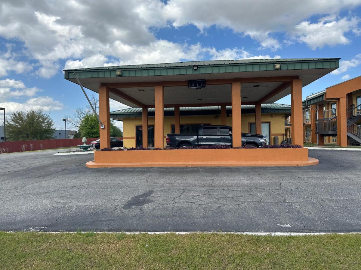 | Camilla Inn & Suites