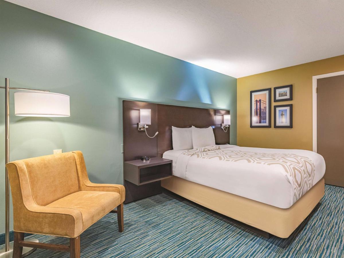Queen Room with Mobility/Hearing Access - Non-Smoking at La Quinta Inn & Suites by Wyndham San Francisco Airport West
