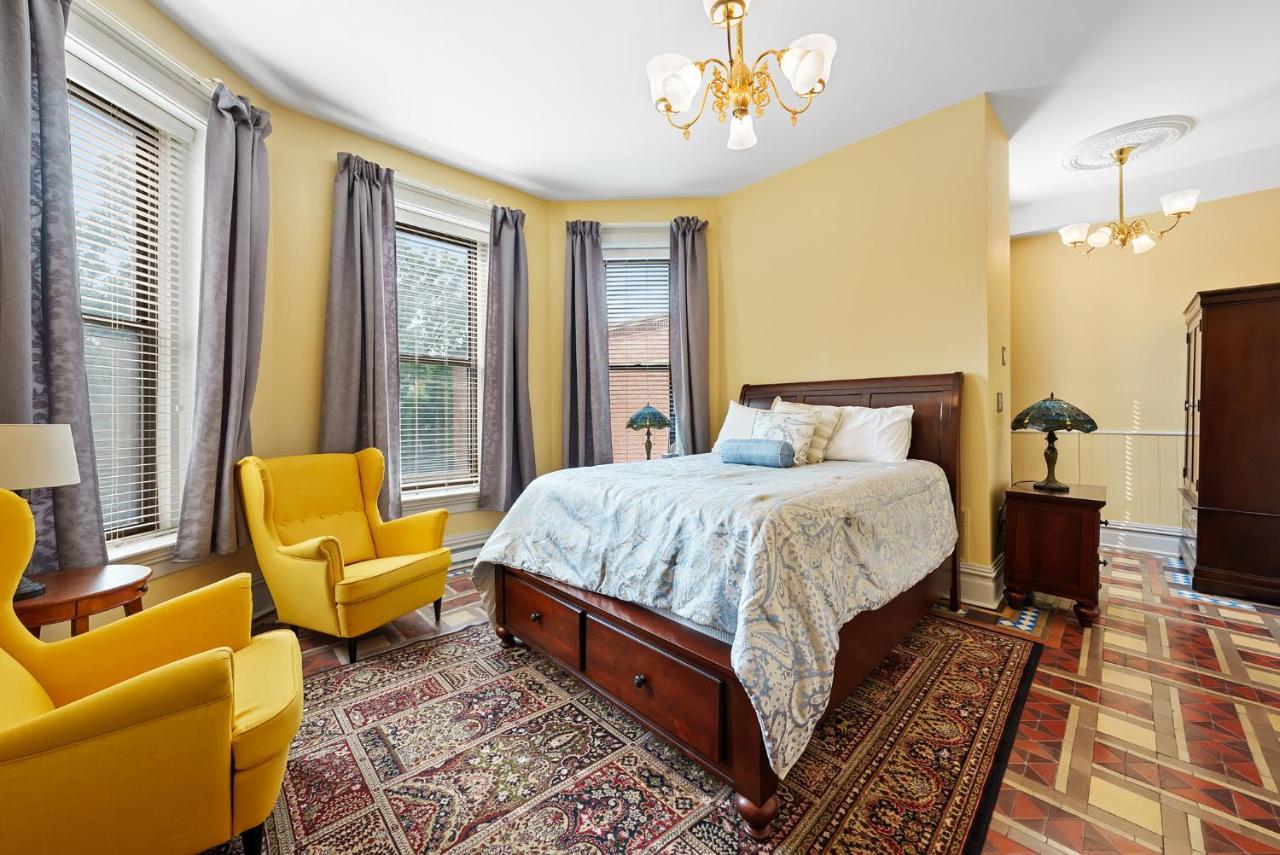 | 1BR Schwartz Castle- 1