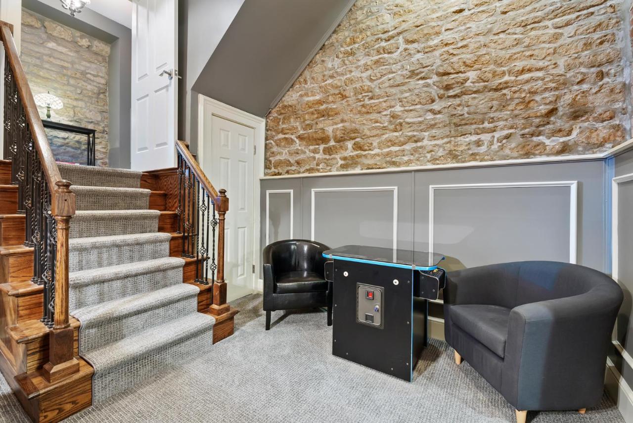 | 1BR Schwartz Castle- 2