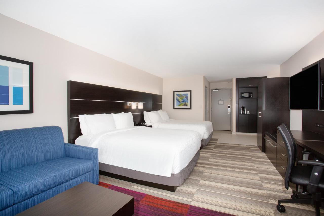 Queen Suite at Holiday Inn Express & Suites Lincoln City by IHG