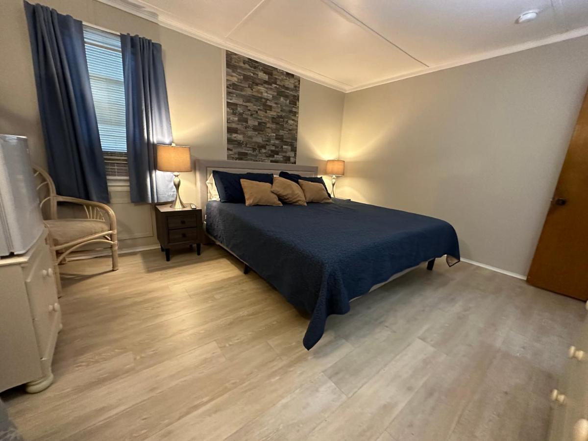 Double Room with Private Bathroom at Blackbeard's Lodge