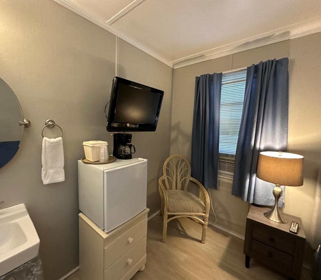 Double Room with Private Bathroom at Blackbeard's Lodge