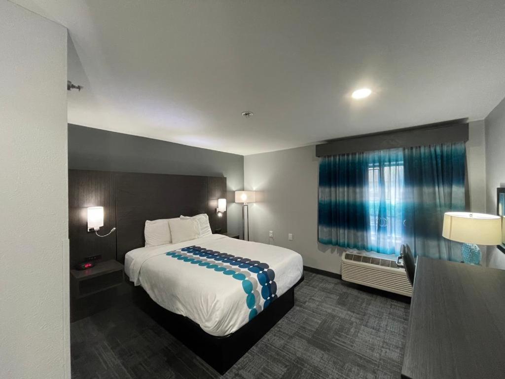 Deluxe King Room at La Quinta Inn by Wyndham Indianapolis Airport Executive Dr