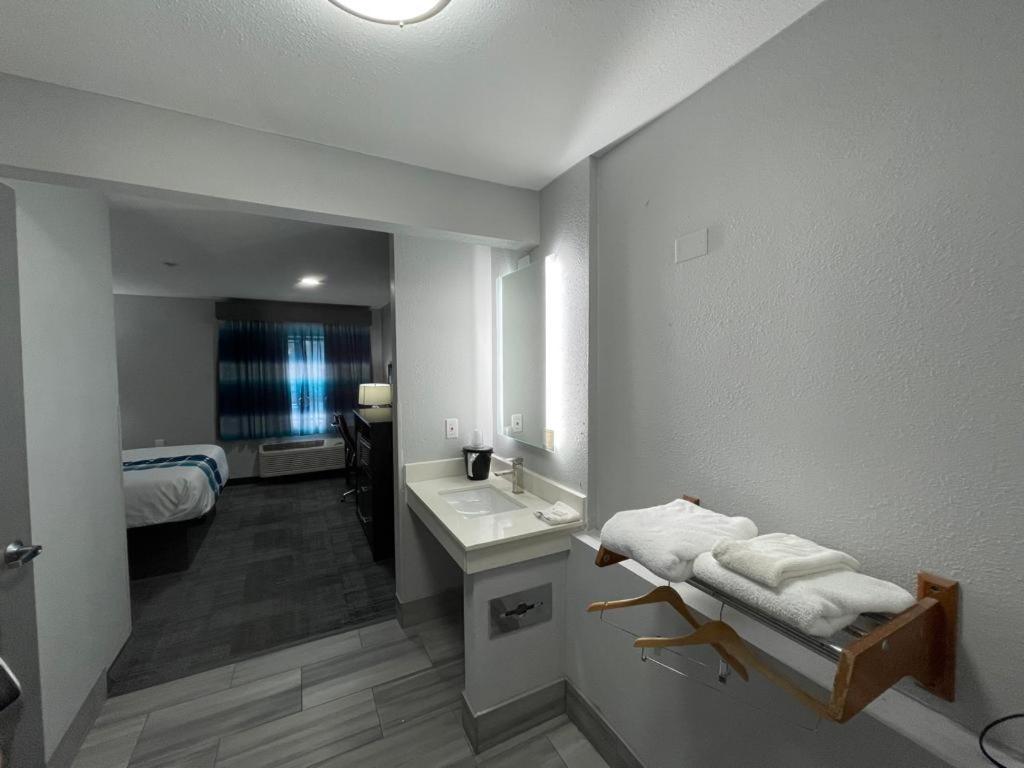 Deluxe King Room at La Quinta Inn by Wyndham Indianapolis Airport Executive Dr