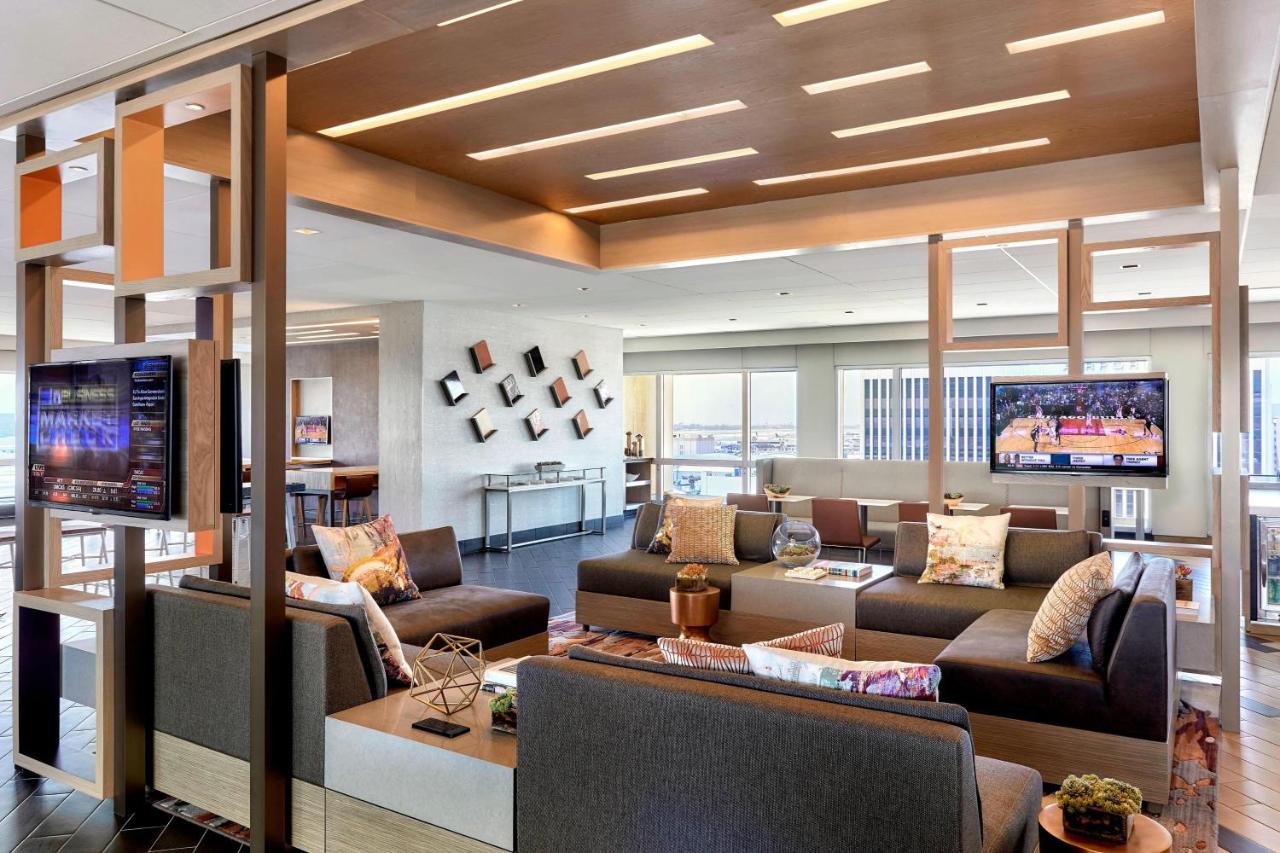 M Club Level, M Club lounge access, Guest room, 2 Double at Los Angeles Airport Marriott