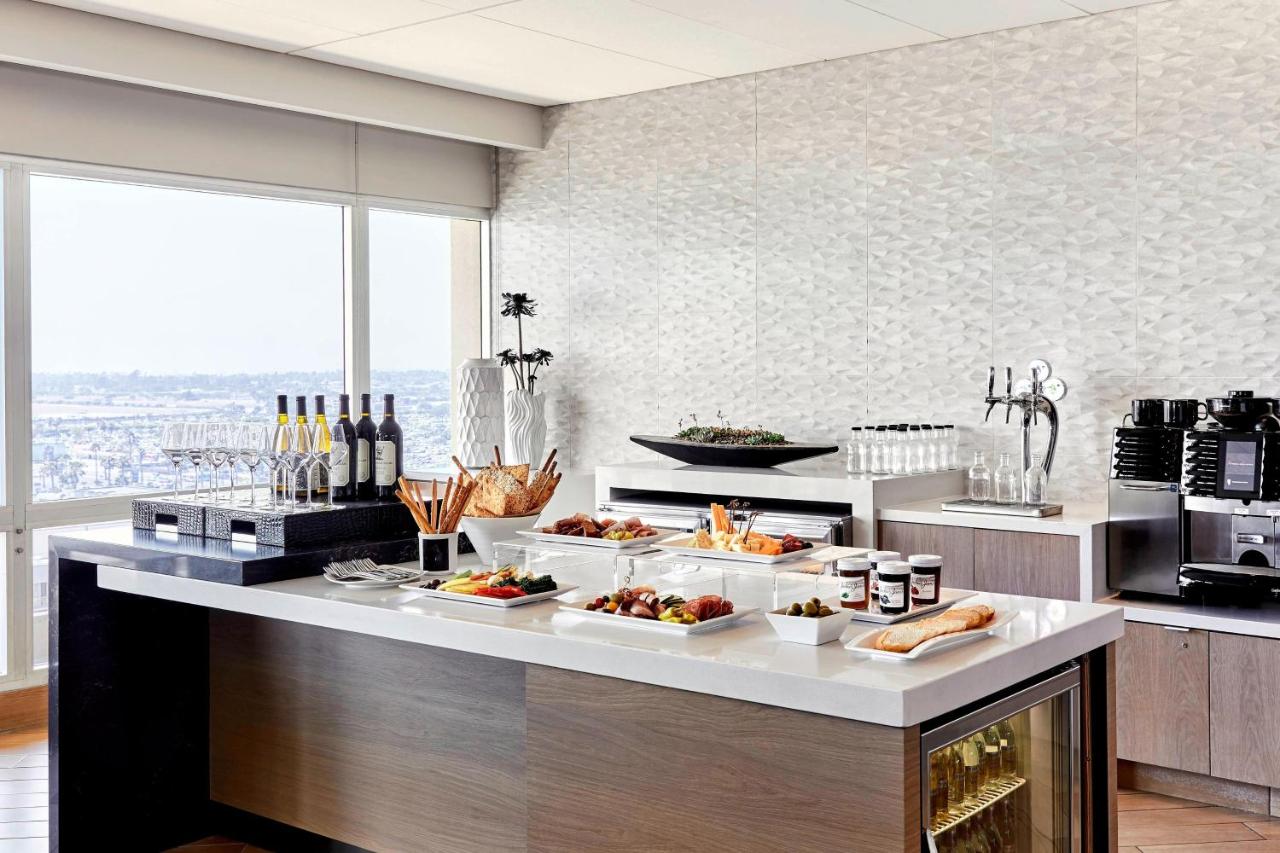 M Club Level, M Club lounge access, Guest room, 2 Double at Los Angeles Airport Marriott