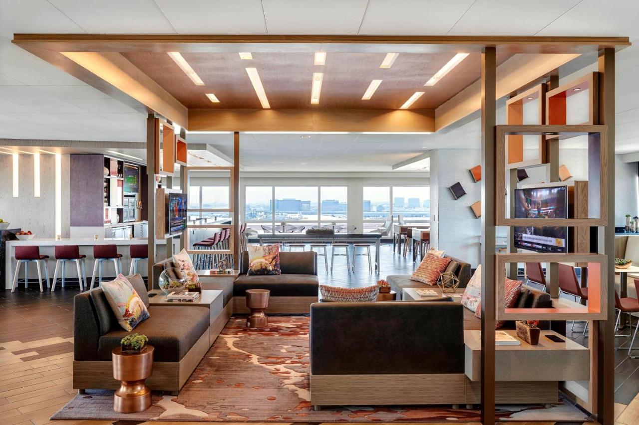 M Club Level, M Club lounge access, Guest room, 2 Double at Los Angeles Airport Marriott