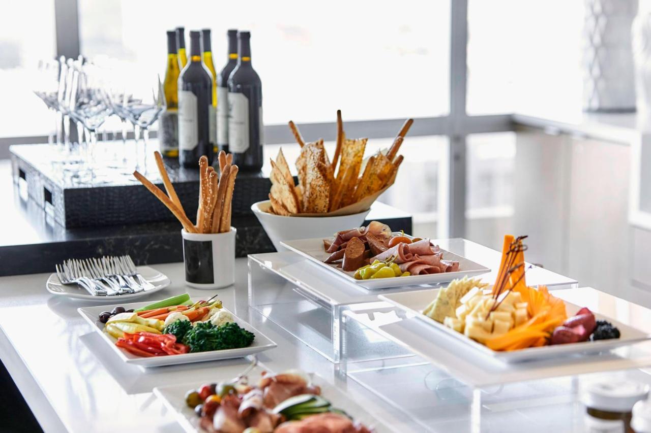 M Club Level, M Club lounge access, Guest room, 1 King at Los Angeles Airport Marriott