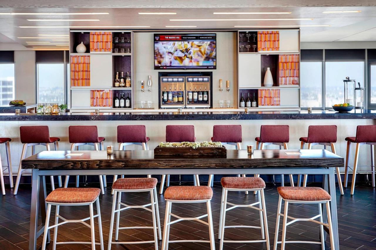 M Club Level, M Club lounge access, Guest room, 1 King at Los Angeles Airport Marriott