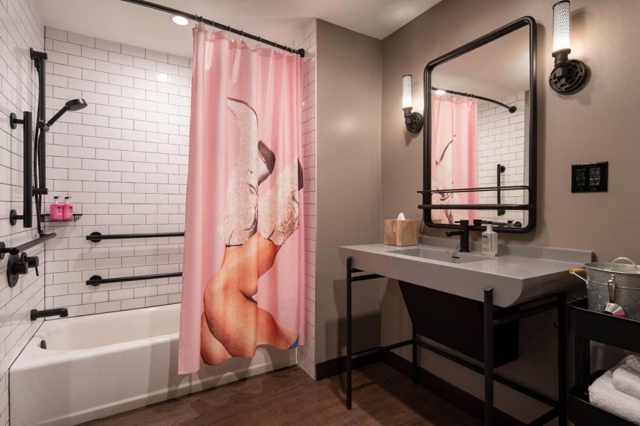 Queen Room - Hearing Accessible at Moxy Austin - University