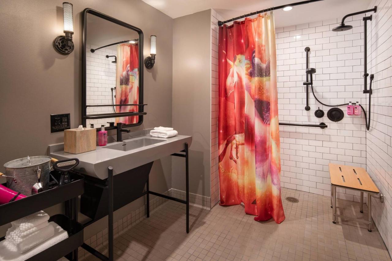 Queen Room - Hearing Accessible at Moxy Austin - University