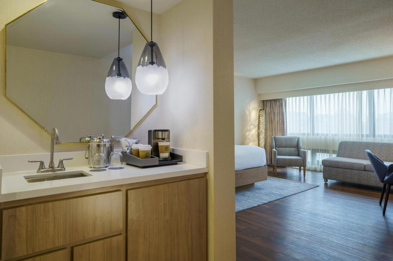 One King Bed with Wet Bar at The Westin O'Hare