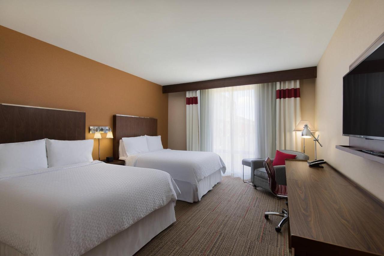Guest room, 2 Queen at Four Points By Sheraton Seattle Airport South