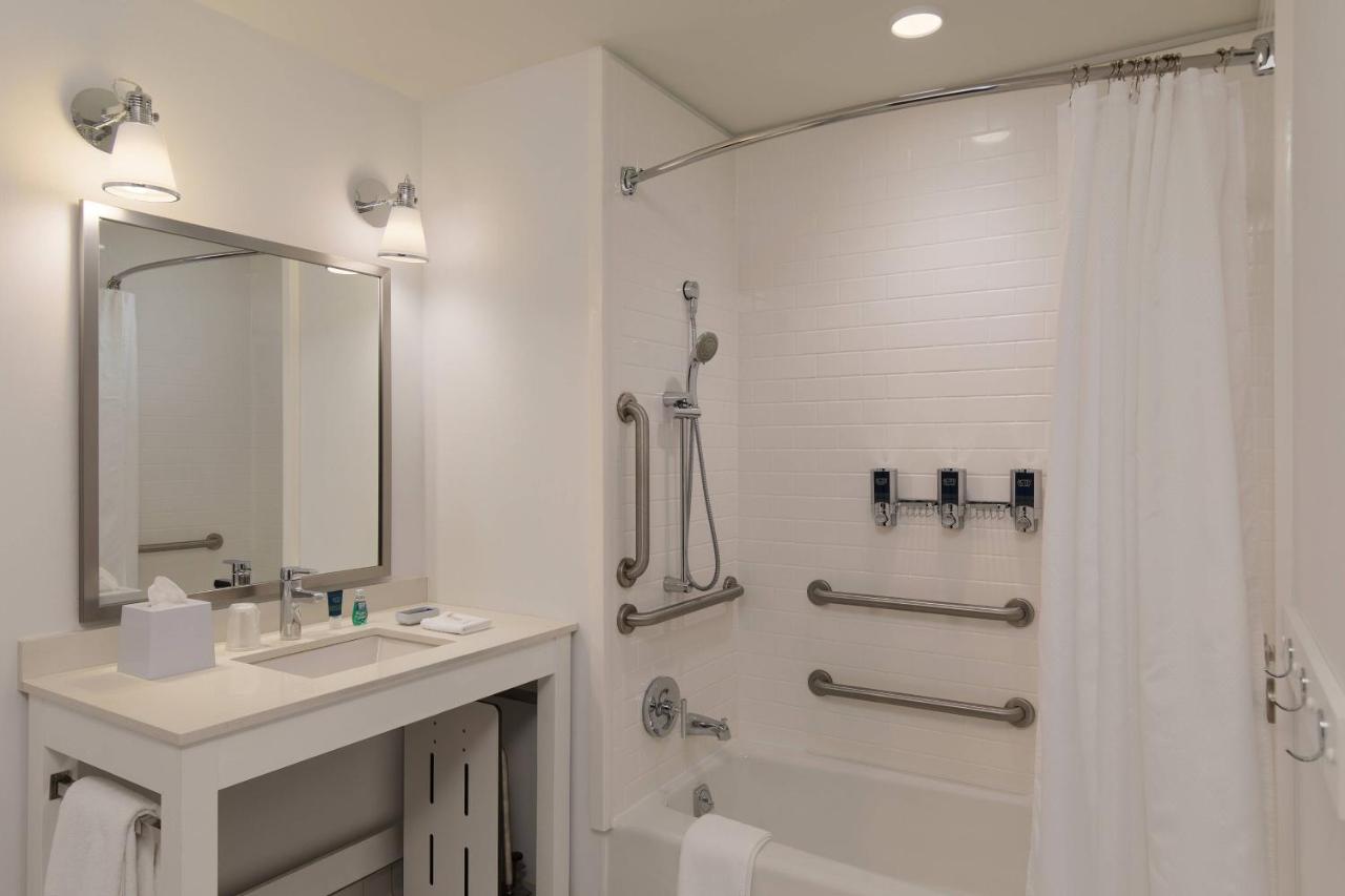 King Room at Four Points By Sheraton Seattle Airport South