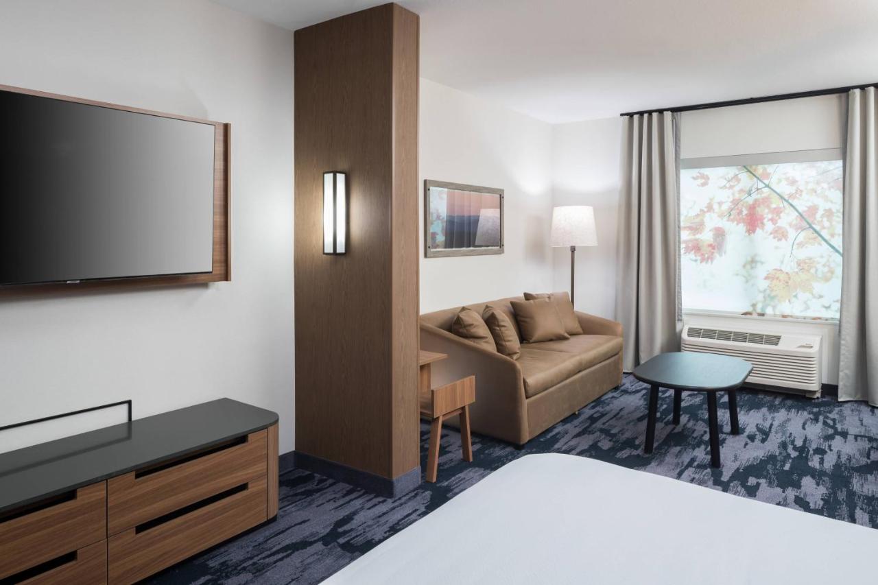 King Suite with Sofa Bed at Fairfield by Marriott Inn & Suites Savannah I-95 North