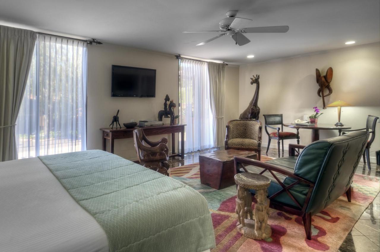 King Suite with Spa Bath at Dinah's Garden Hotel