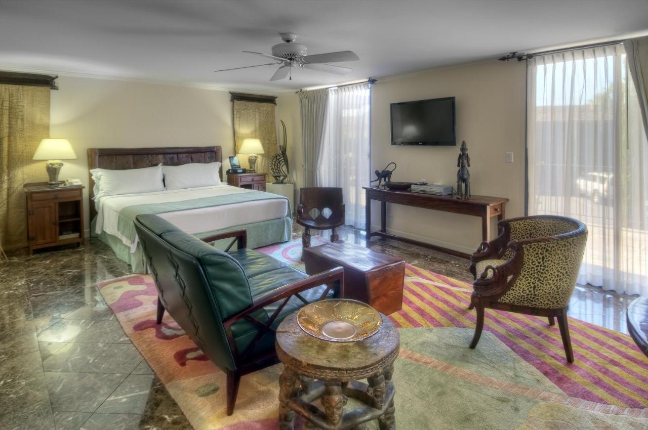 King Suite with Spa Bath at Dinah's Garden Hotel