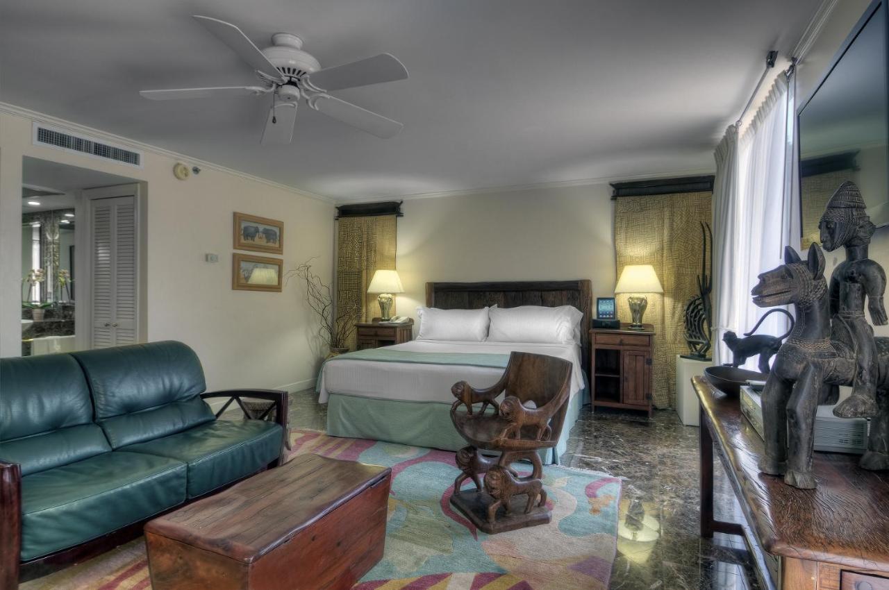 King Suite with Spa Bath at Dinah's Garden Hotel