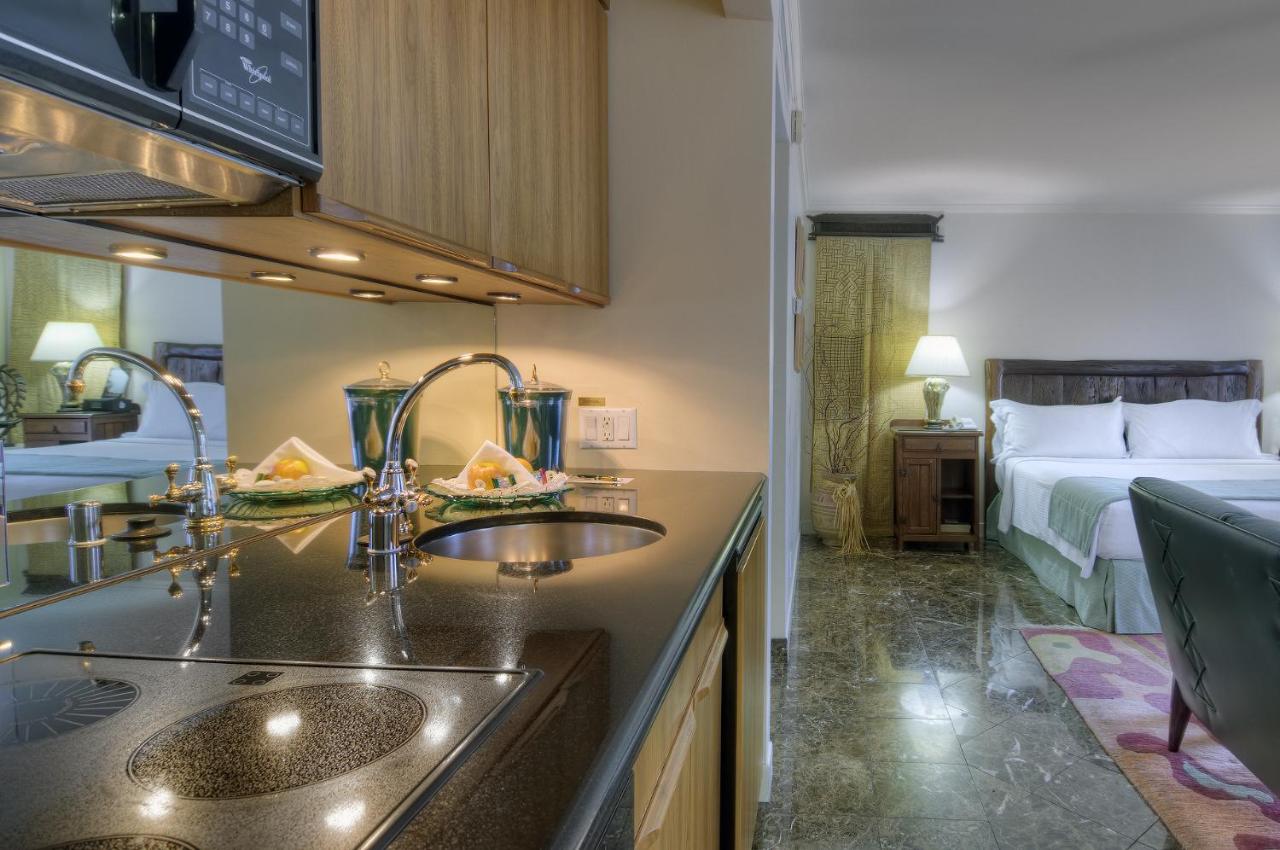 King Suite with Spa Bath at Dinah's Garden Hotel