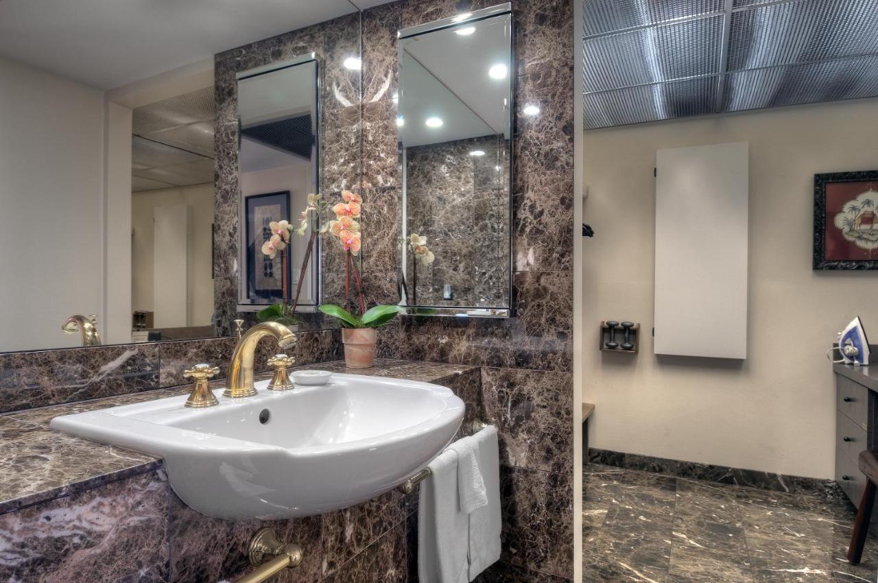 King Suite with Spa Bath at Dinah's Garden Hotel