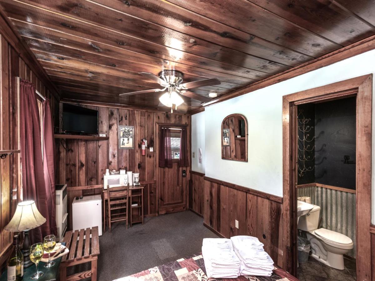 | Apache Village 3, Queen Bed, Midtown, Sleeps 2