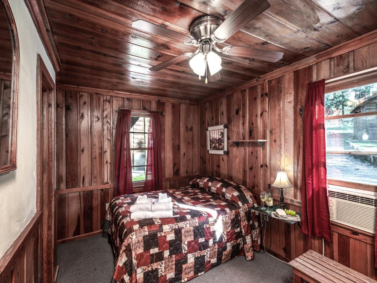 | Apache Village 3, Queen Bed, Midtown, Sleeps 2