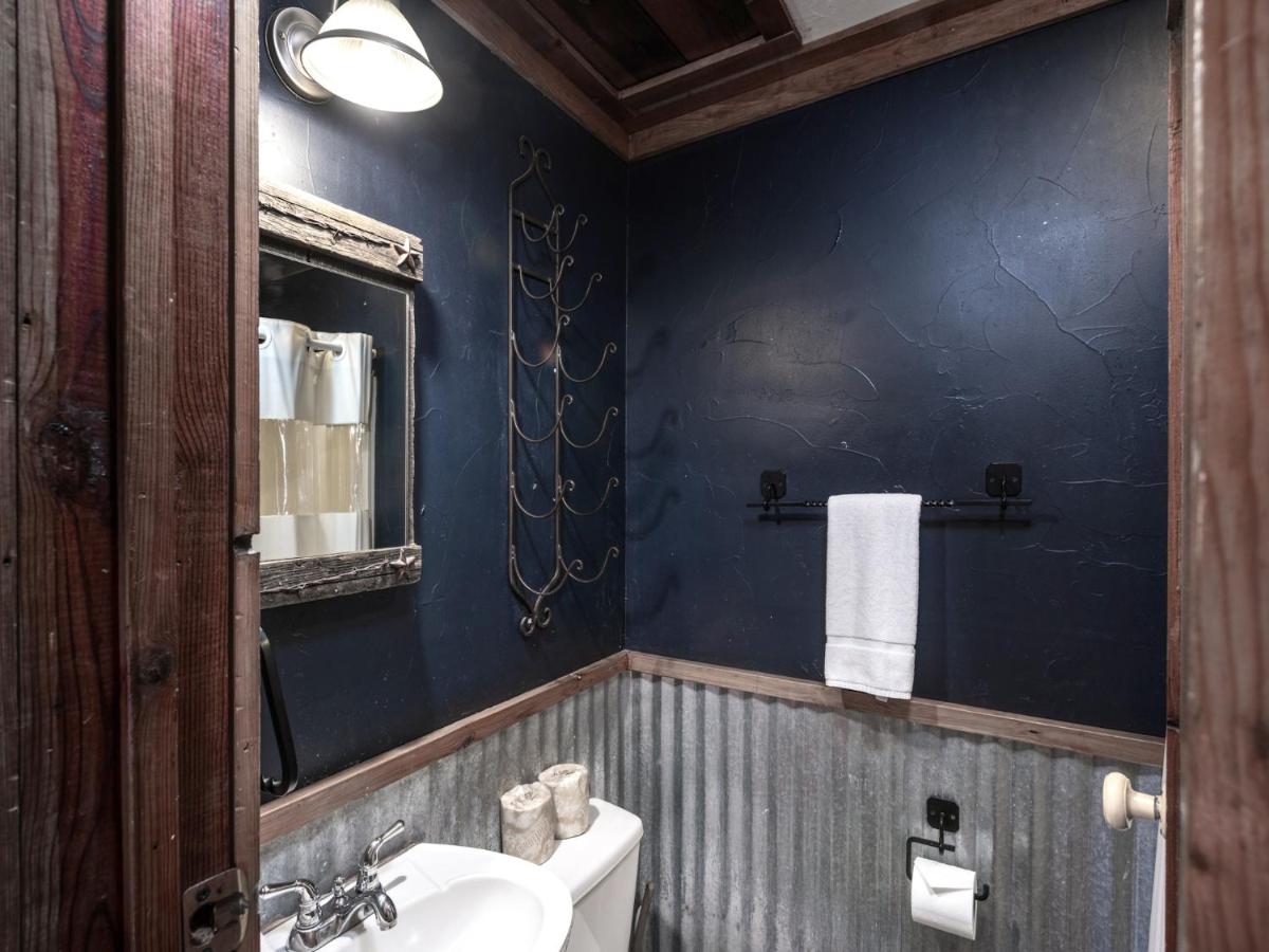 | Apache Village 3, Queen Bed, Midtown, Sleeps 2