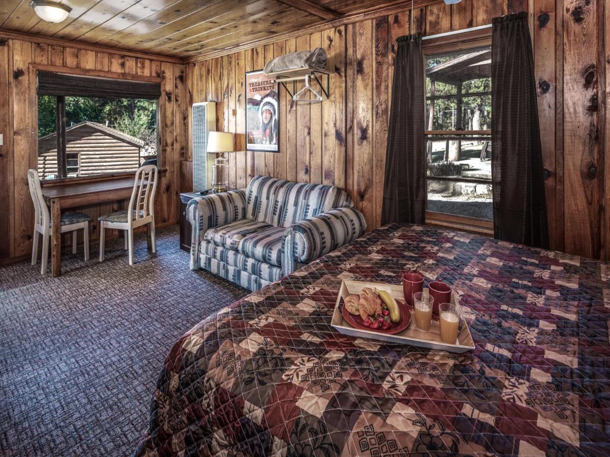 | Apache Village 4, King Studio, Midtown, Sleeps 2