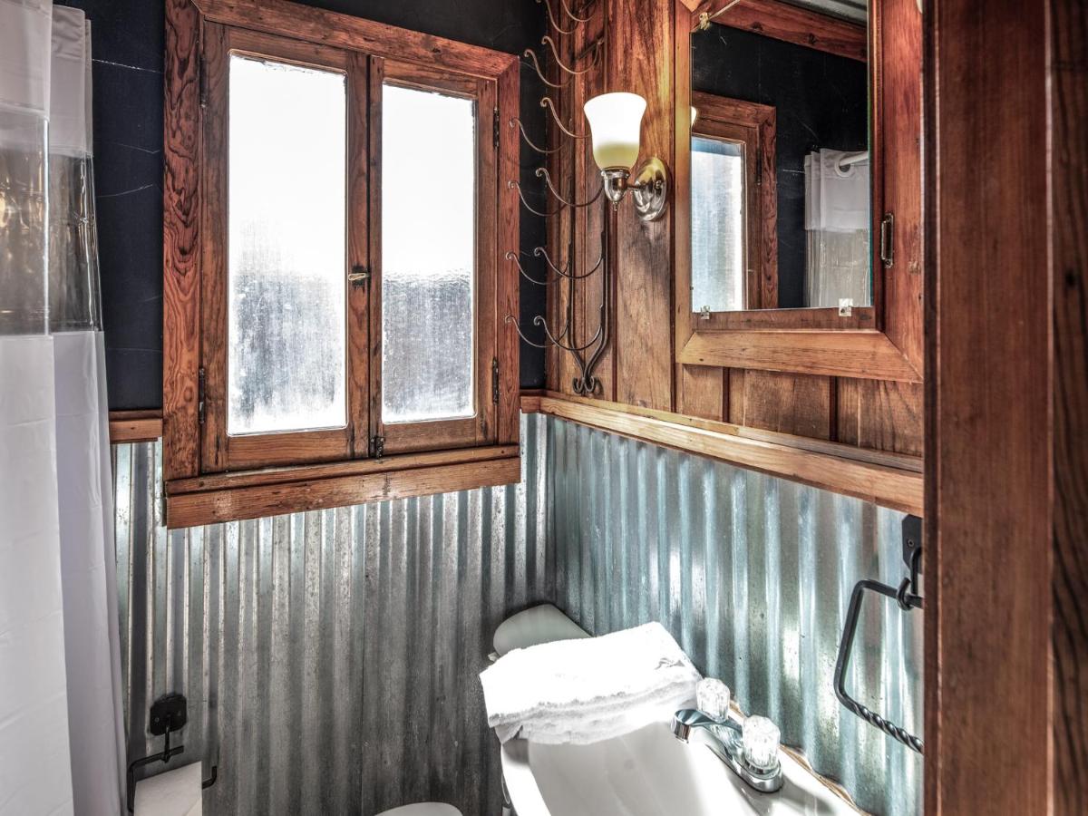 | Apache Village 4, King Studio, Midtown, Sleeps 2