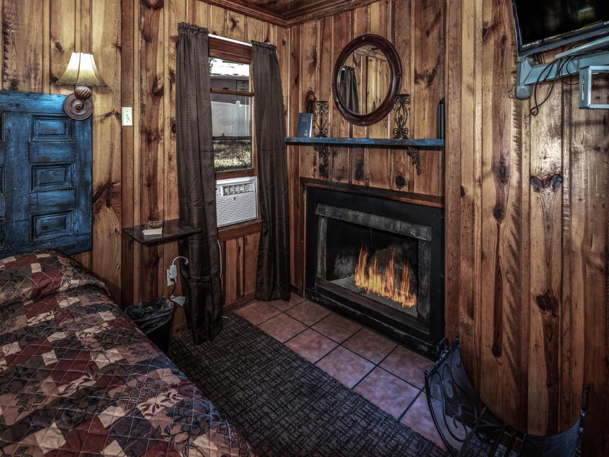 | Apache Village 4, King Studio, Midtown, Sleeps 2