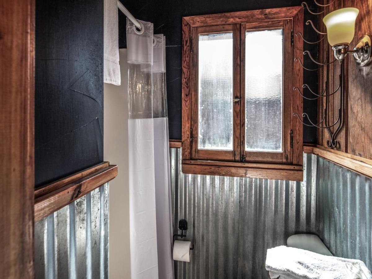 | Apache Village 4, King Studio, Midtown, Sleeps 2