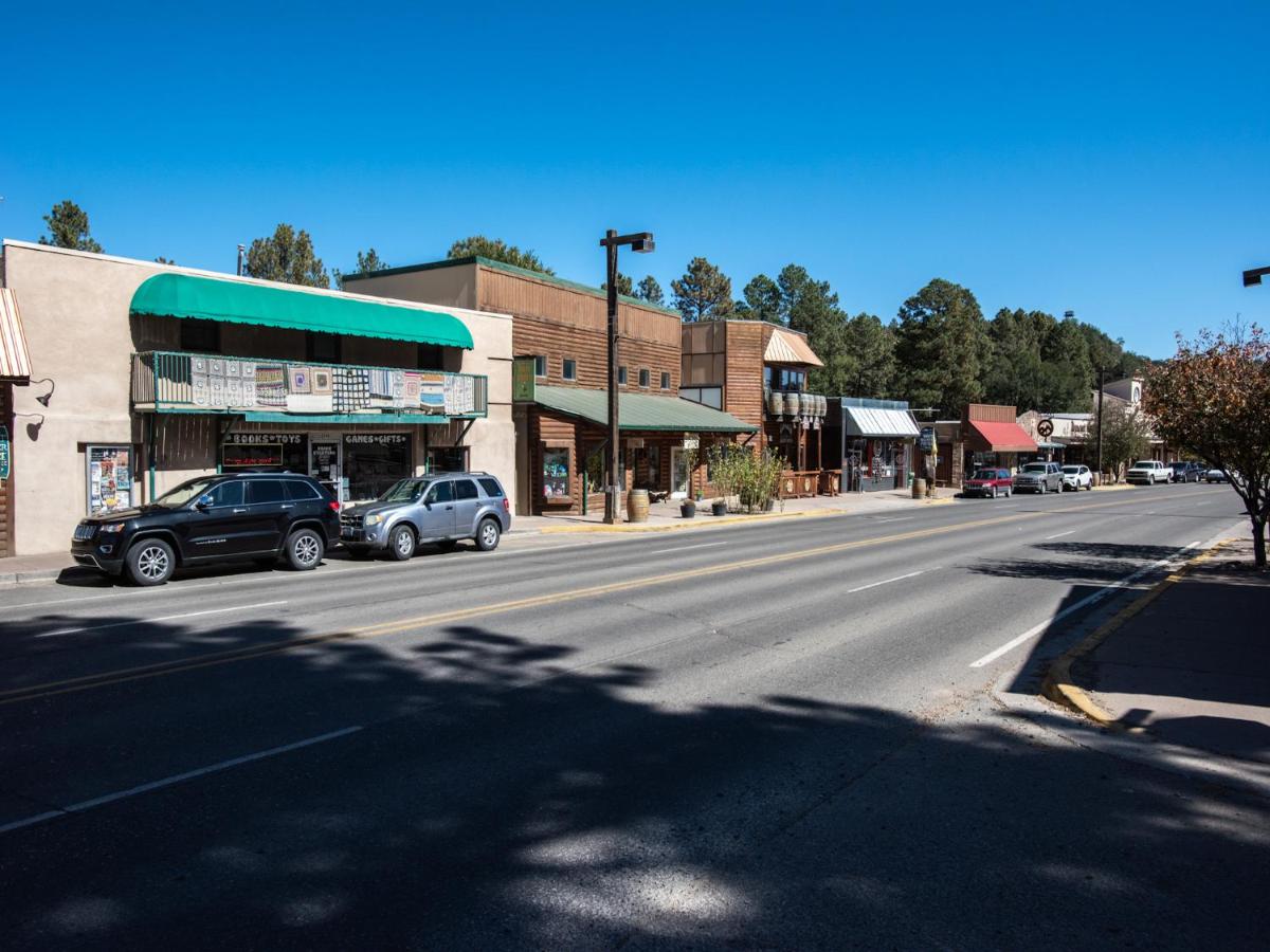 | Apache Village 4, King Studio, Midtown, Sleeps 2