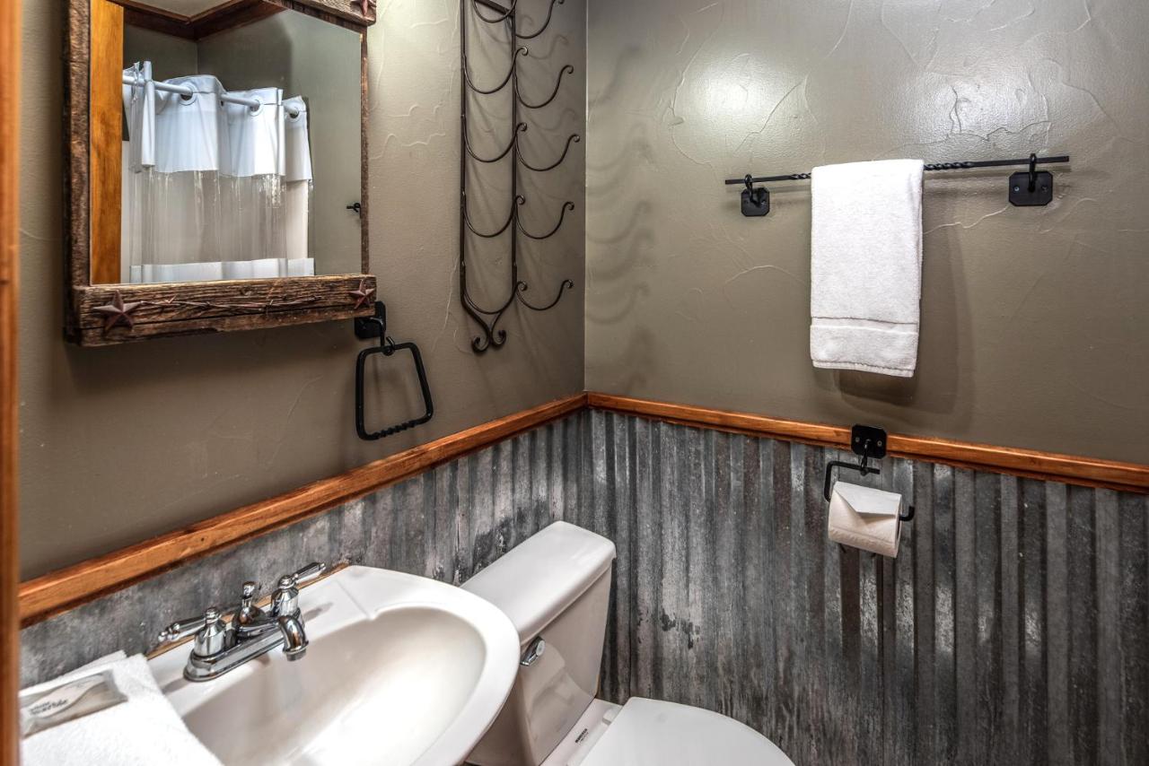 | Apache Village 5, Queen Bed, Midtown, Sleeps 2