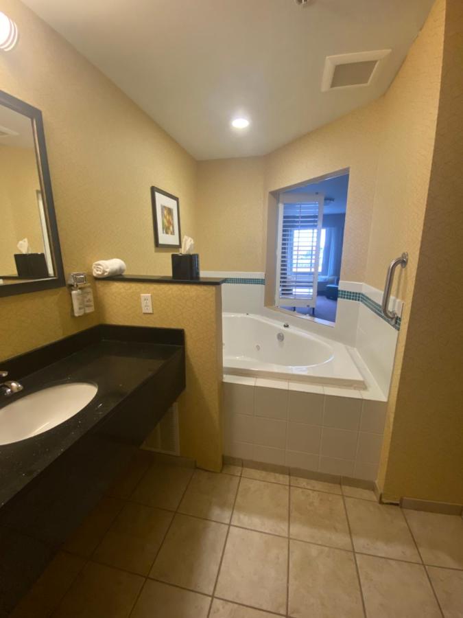  | Holiday Inn Express & Suites Detroit North - Troy