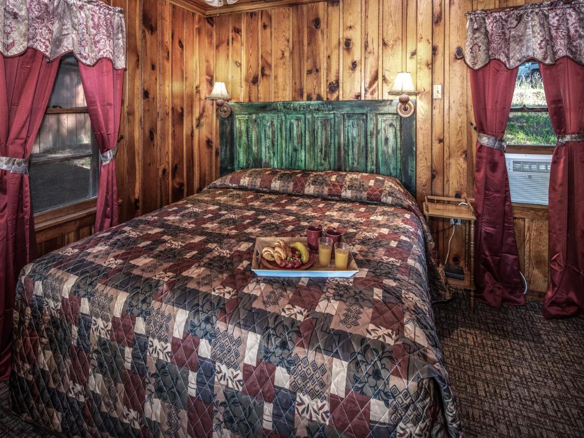| Apache Village 6, King Studio with Sleeper Sofa, Sleeps 3