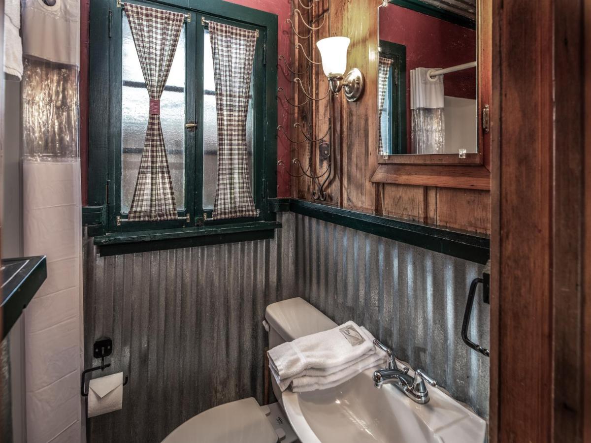 | Apache Village 6, King Studio with Sleeper Sofa, Sleeps 3