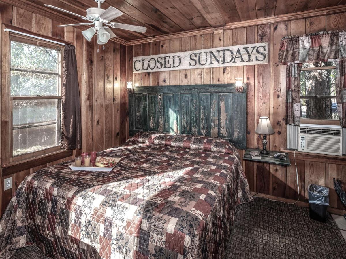 | Apache Village 10, King Studio, Midtown, Sleeps 2