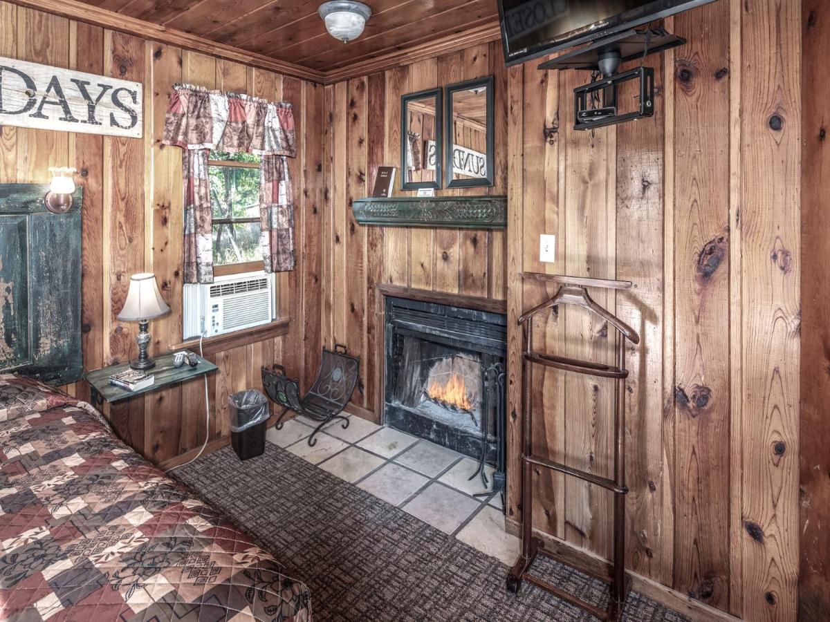 | Apache Village 10, King Studio, Midtown, Sleeps 2