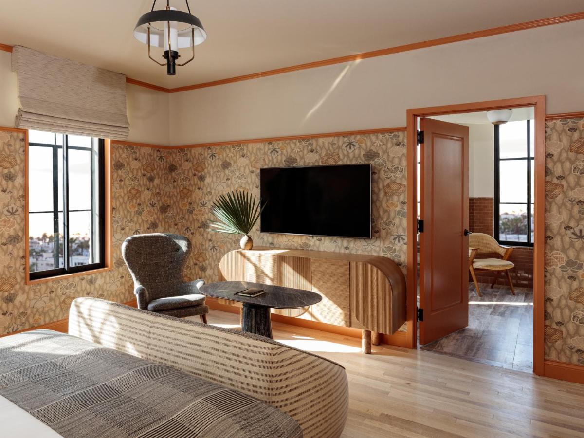 Landmark Junior Suite, Suite, 1 King at Santa Monica Proper Hotel, a Member of Design Hotels