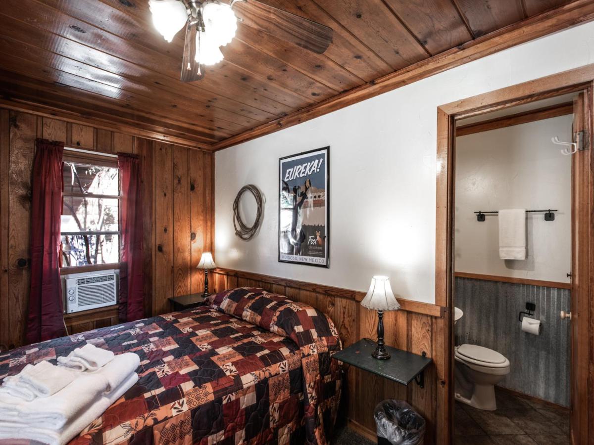 | Apache Village Cabinette 11, Queen Bed, Midtown, Sleeps 2