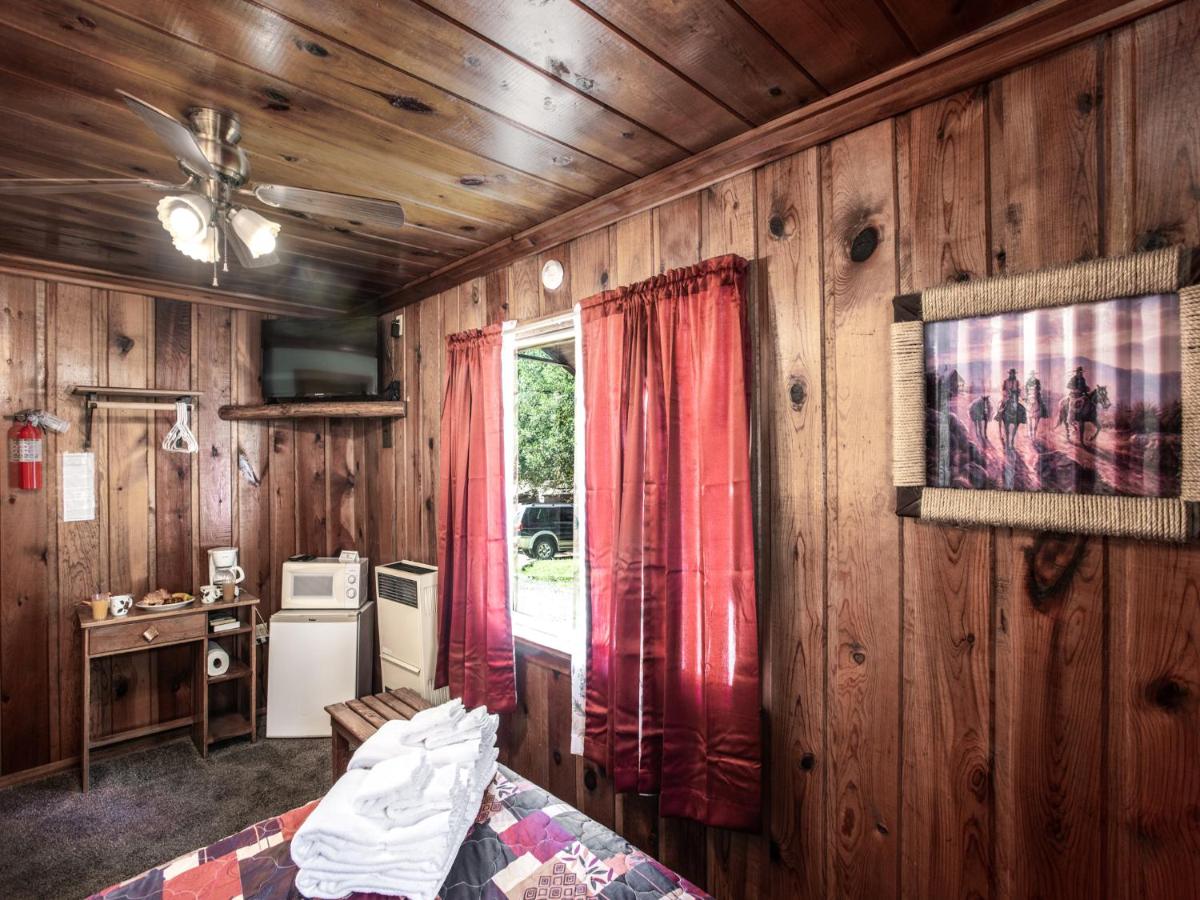 | Apache Village Cabinette 11, Queen Bed, Midtown, Sleeps 2