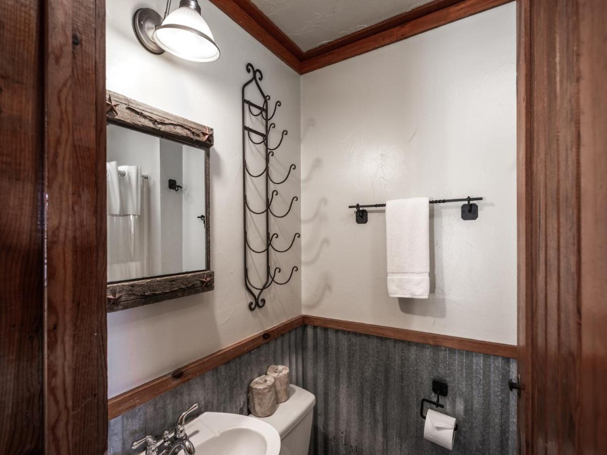 | Apache Village Cabinette 11, Queen Bed, Midtown, Sleeps 2