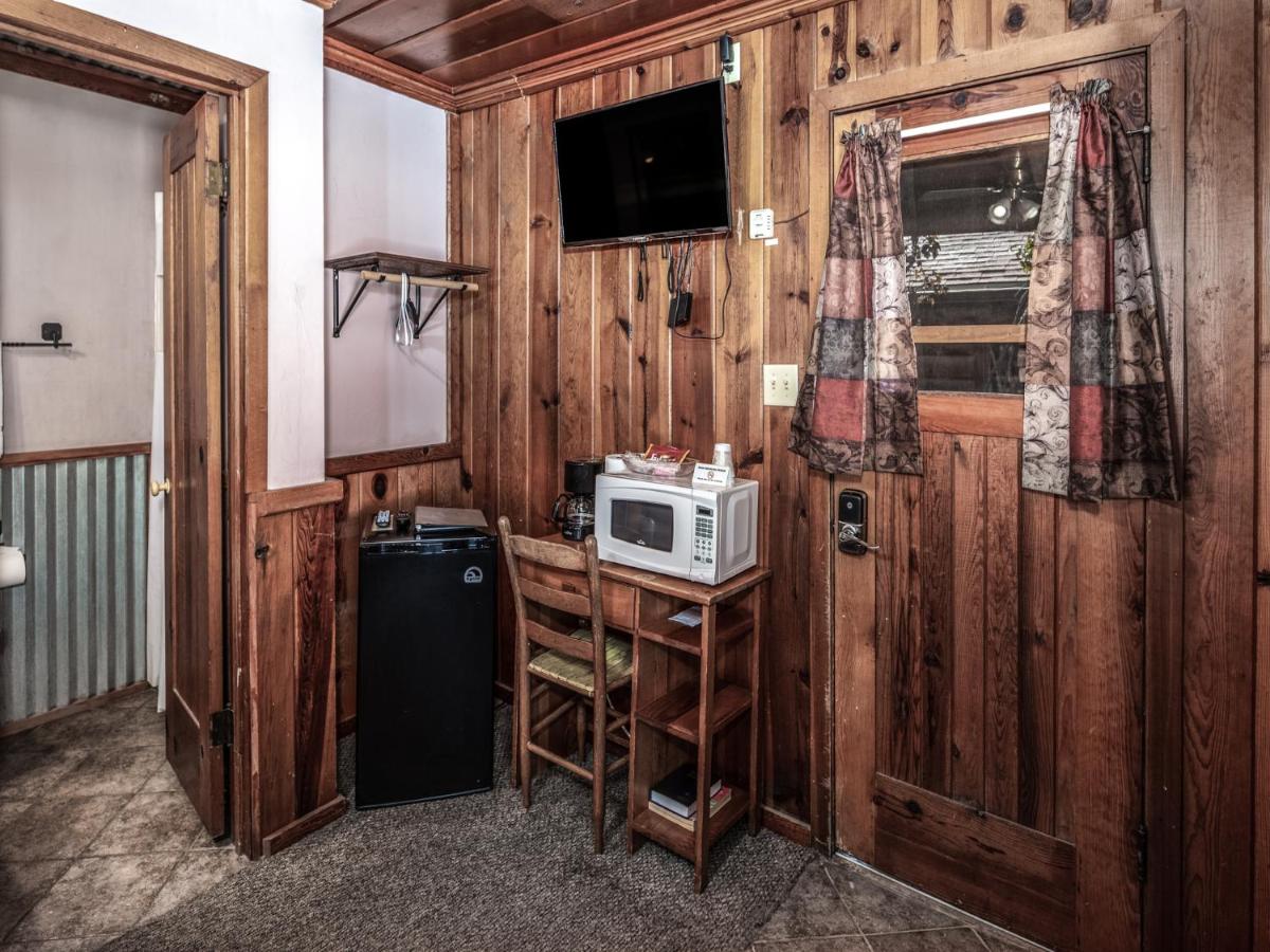 | Apache Village Cabinette 13, Queen Bed, Midtown, Sleeps 2