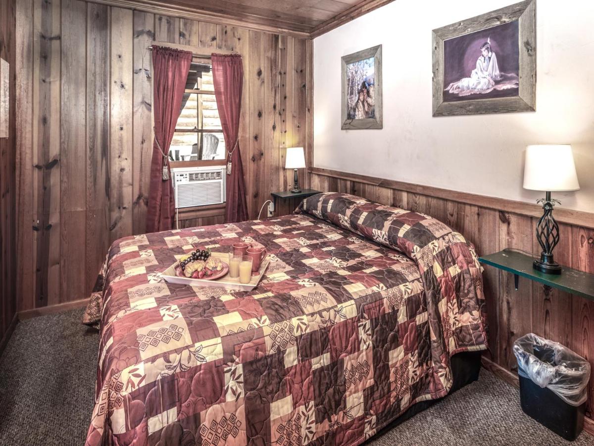 | Apache Village Cabinette 13, Queen Bed, Midtown, Sleeps 2